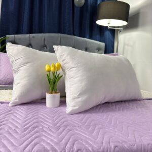 Almohada convencional suave y ligera, ideal para un descanso cómodo con soporte equilibrado para cabeza y cuello.