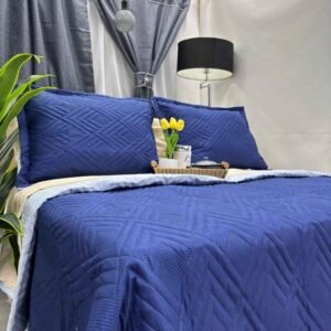 Colcha doble faz bicolor, diseño práctico y elegante para renovar tu habitación.