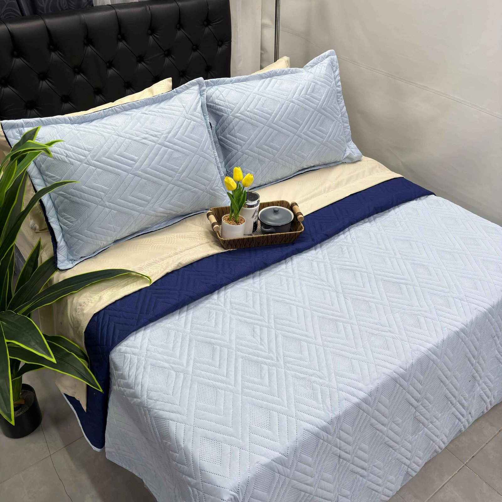 Colcha doble faz bicolor, diseño práctico y elegante para renovar tu habitación.