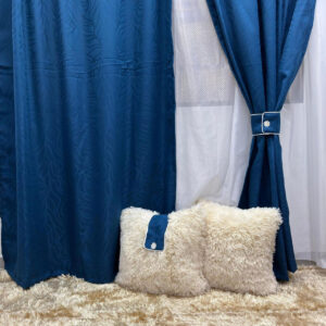 “Cortina jacquard con velo en color azul