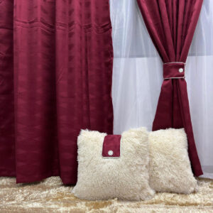 Cortina jacquard con velo en color vinotinto