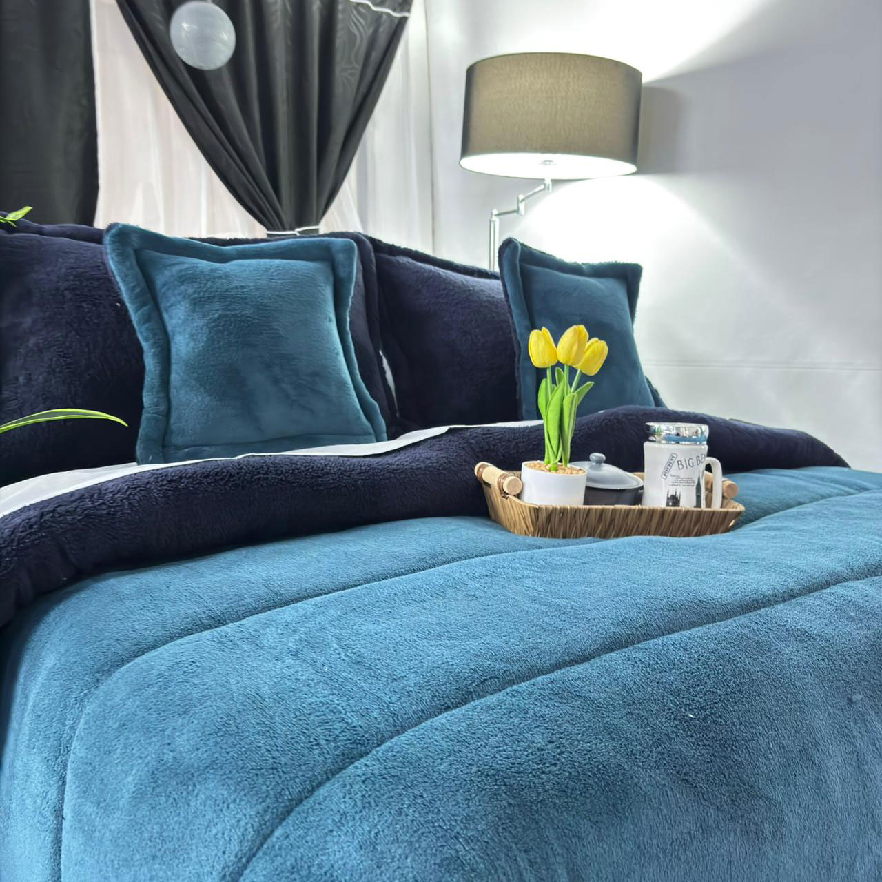 Edredón Berlín en tela piel de durazno con ovejero, ideal para brindar calidez, suavidad y estilo en tu habitación.