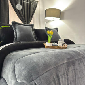 Edredón Berlín en tela piel de durazno con ovejero, ideal para brindar calidez, suavidad y estilo en tu habitación.