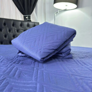 Protector de colchón en algodón 100%, color blanco, colocado sobre un colchón. Se muestra suave, ligero y ajustado a las esquinas, diseñado para proteger de manchas y ofrecer un descanso fresco