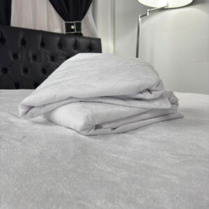 Disfruta frescura y suavidad con este protector de colchón en tela terry, absorbente, hipoalergénico y duradero. Protege tu colchón y mejora la higiene de tu descanso.