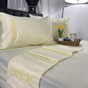 Juego de sábanas de 144 hilos con delicado bordado, suaves al tacto y perfectas para un descanso cómodo y elegante.
