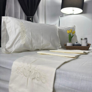 Juego de sábanas de 144 hilos con delicado bordado, suaves al tacto y perfectas para un descanso cómodo y elegante.