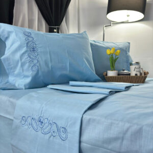 Juego de sábanas de 144 hilos con delicado bordado, suaves al tacto y perfectas para un descanso cómodo y elegante.