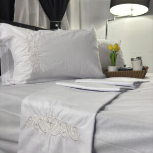Juego de sábanas de 144 hilos con delicado bordado, suaves al tacto y perfectas para un descanso cómodo y elegante.