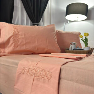 Juego de sábanas de 144 hilos con delicado bordado, suaves al tacto y perfectas para un descanso cómodo y elegante.
