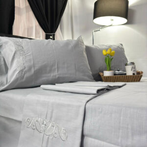Juego de sábanas de 144 hilos con delicado bordado, suaves al tacto y perfectas para un descanso cómodo y elegante.