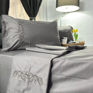 Juego de sábanas de 144 hilos con delicado bordado, suaves al tacto y perfectas para un descanso cómodo y elegante.