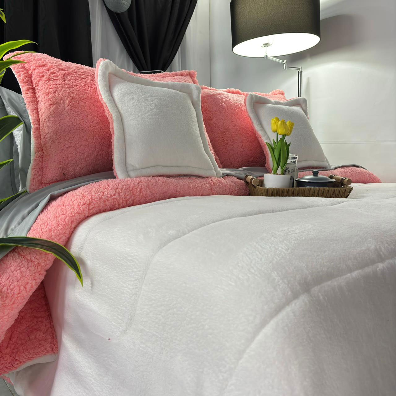 Edredón Berlín en piel de durazno con interior ovejero, suave, cálido y elegante para dormitorio.