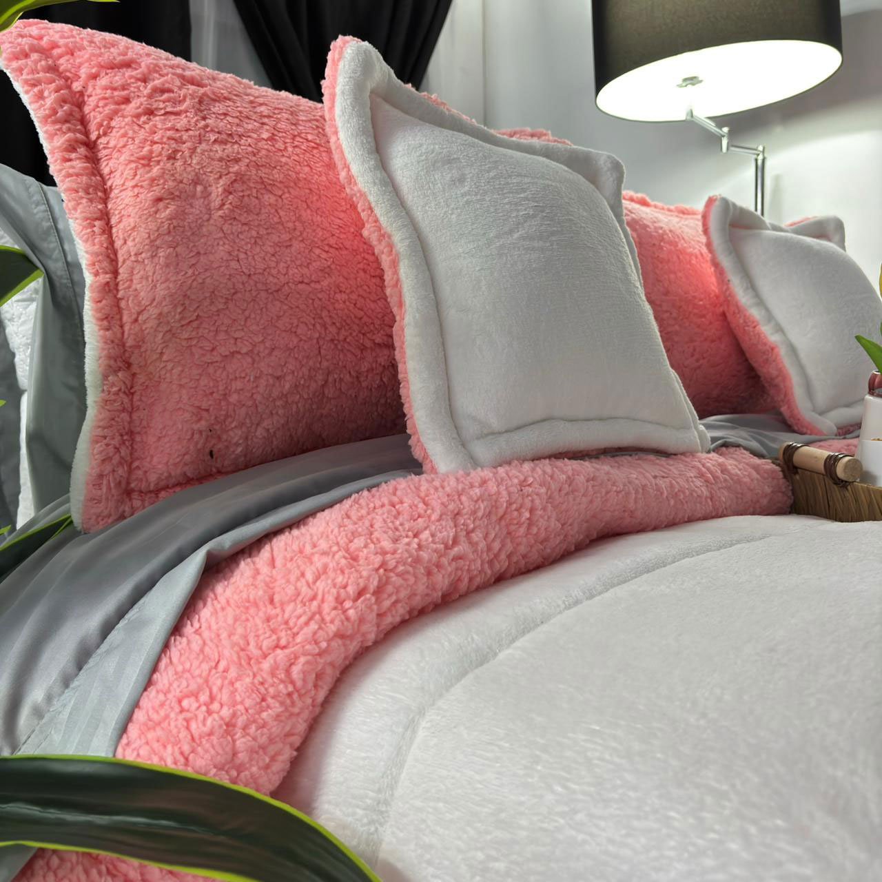 Edredón Berlín en piel de durazno con interior ovejero, suave, cálido y elegante para dormitorio.