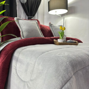 Edredón Berlín piel de durazno colo Gris claro con interior ovejero, suave, cálido y elegante para dormitorio.