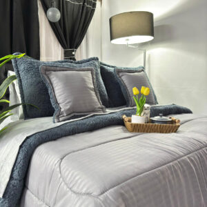Edredón en tela poli-algodón color gris claro con interior ovejero gris oscuro, suave, cálido y elegante para dormitorio.