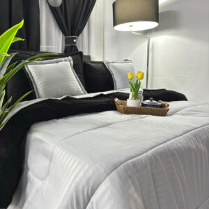 Edredón en tela poli-algodón color gris claro con interior ovejero negro, suave, cálido y elegante para dormitorio.