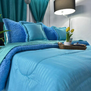 Edredón en tela poli-algodón color turquesa con interior ovejero azul, suave, cálido y elegante para dormitorio.