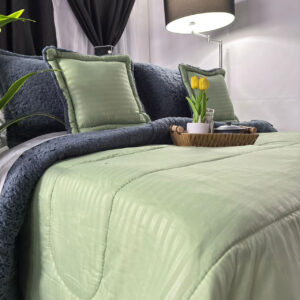 Edredón en tela poli-algodón color verde con interior ovejero gris, suave, cálido y elegante para dormitorio.