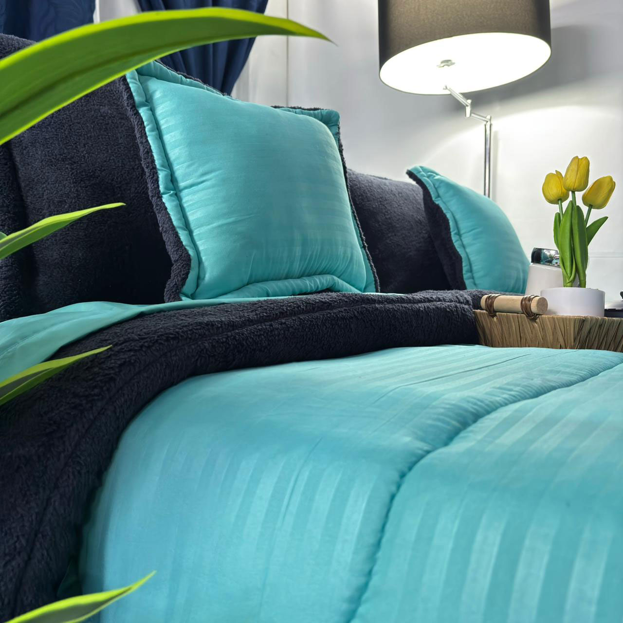 Edredón en tela poli-algodón color verde jade con interior ovejero azul oscuro, suave, cálido y elegante para dormitorio.