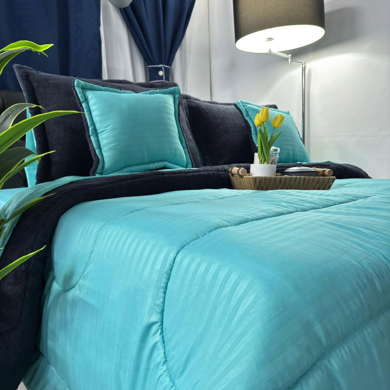 Edredón en tela poli-algodón color verde jade con interior ovejero azul oscuro, suave, cálido y elegante para dormitorio.