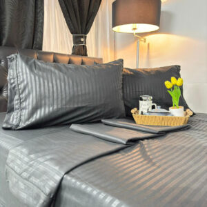 Juego de sábanas en poli-algodón, suaves, frescas y resistentes, perfectas para brindar confort y estilo a tu cama.