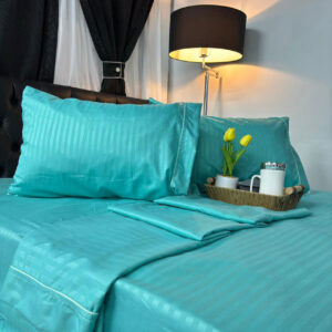 Juego de sábanas en poli-algodón, suaves, frescas y resistentes, perfectas para brindar confort y estilo a tu cama.