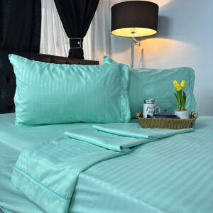 Juego de sábanas en poli-algodón, suaves, frescas y resistentes, perfectas para brindar confort y estilo a tu cama.
