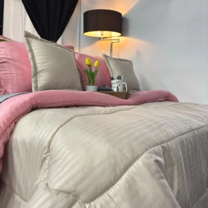 Edredón danés doble faz con diseño reversible, suave y decorativo sobre cama.