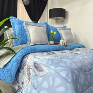 Edredón ovejero estampado con diseño decorativo, interior cálido y suave sobre cama.