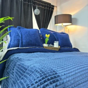 Edredón acanalado en tela piel de durazno con ovejero, suave, cálido y elegante, ideal para un descanso confortable y con estilo.