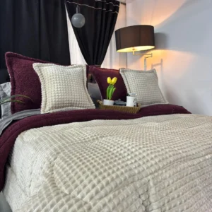 Edredón acanalado en tela piel de durazno con ovejero, suave, cálido y elegante, ideal para un descanso confortable y con estilo.