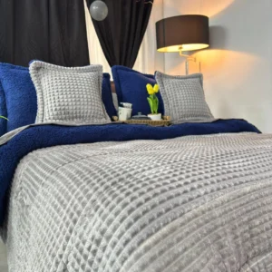 Edredón acanalado en tela piel de durazno con ovejero, suave, cálido y elegante, ideal para un descanso confortable y con estilo.