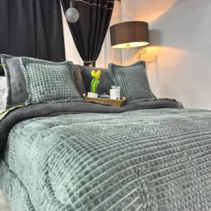 Edredón acanalado en tela piel de durazno con ovejero, suave, cálido y elegante, ideal para un descanso confortable y con estilo.