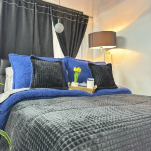 Edredón acanalado en tela piel de durazno con ovejero, suave, cálido y elegante, ideal para un descanso confortable y con estilo.