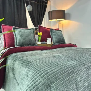 Edredón acanalado en tela piel de durazno con ovejero, suave, cálido y elegante, ideal para un descanso confortable y con estilo.