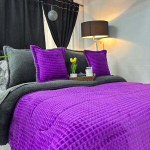 Edredón acanalado en tela piel de durazno con ovejero, suave, cálido y elegante, ideal para un descanso confortable y con estilo.