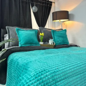 Edredón acanalado en tela piel de durazno con ovejero, suave, cálido y elegante, ideal para un descanso confortable y con estilo.