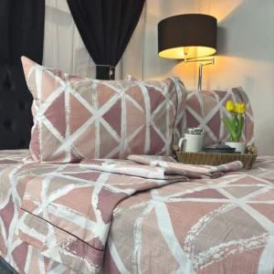 Sábana 144 hilos con diseño geométrico de triángulos para cama.