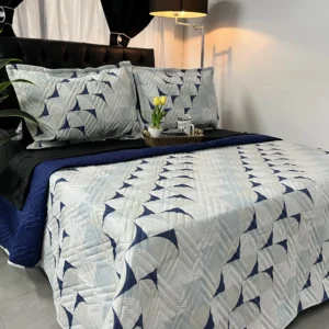 Colcha reversible doble faz modelo Prisma Blue con diseño estampado y reverso unicolor.