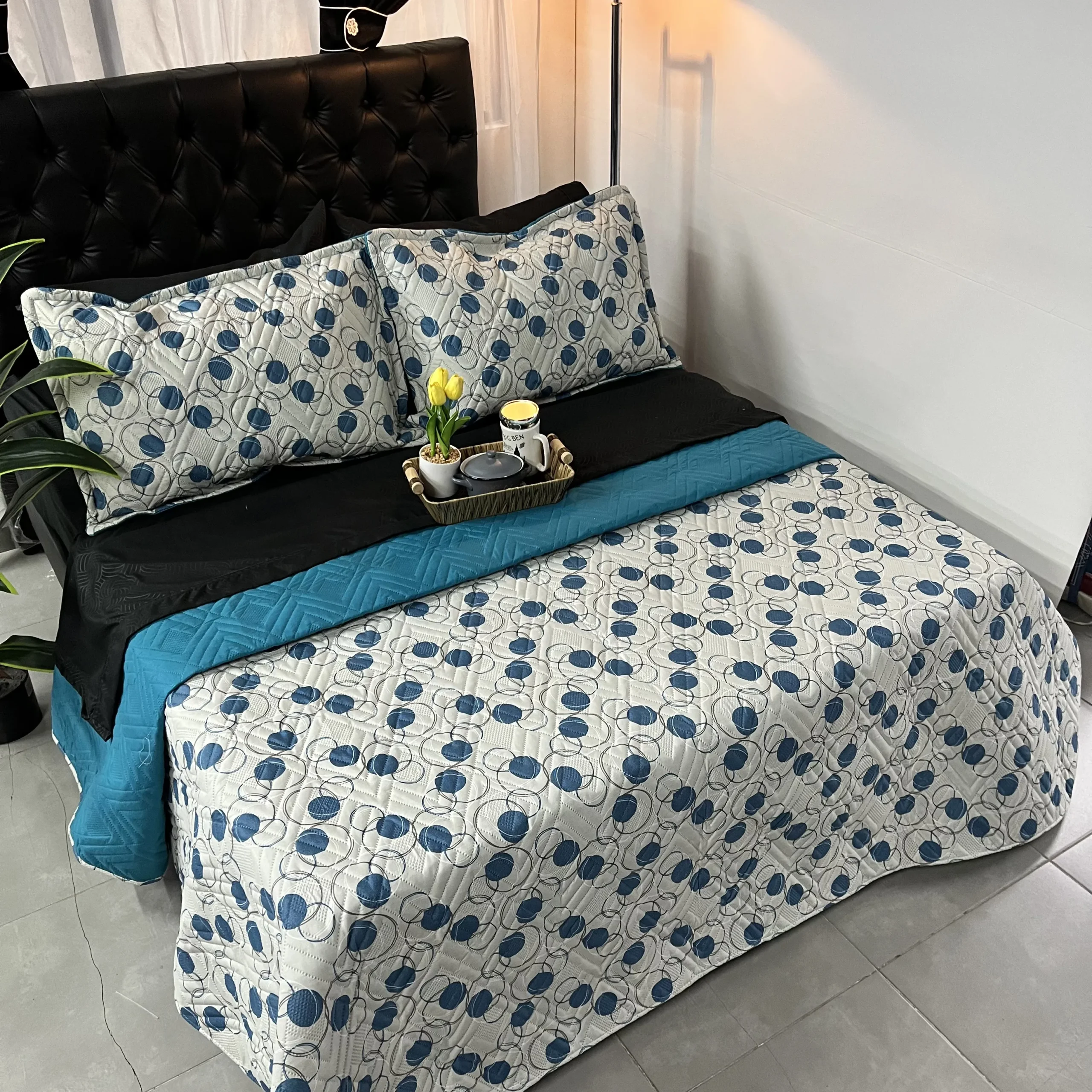 Colcha reversible doble faz modelo con diseño estampado y reverso unicolor