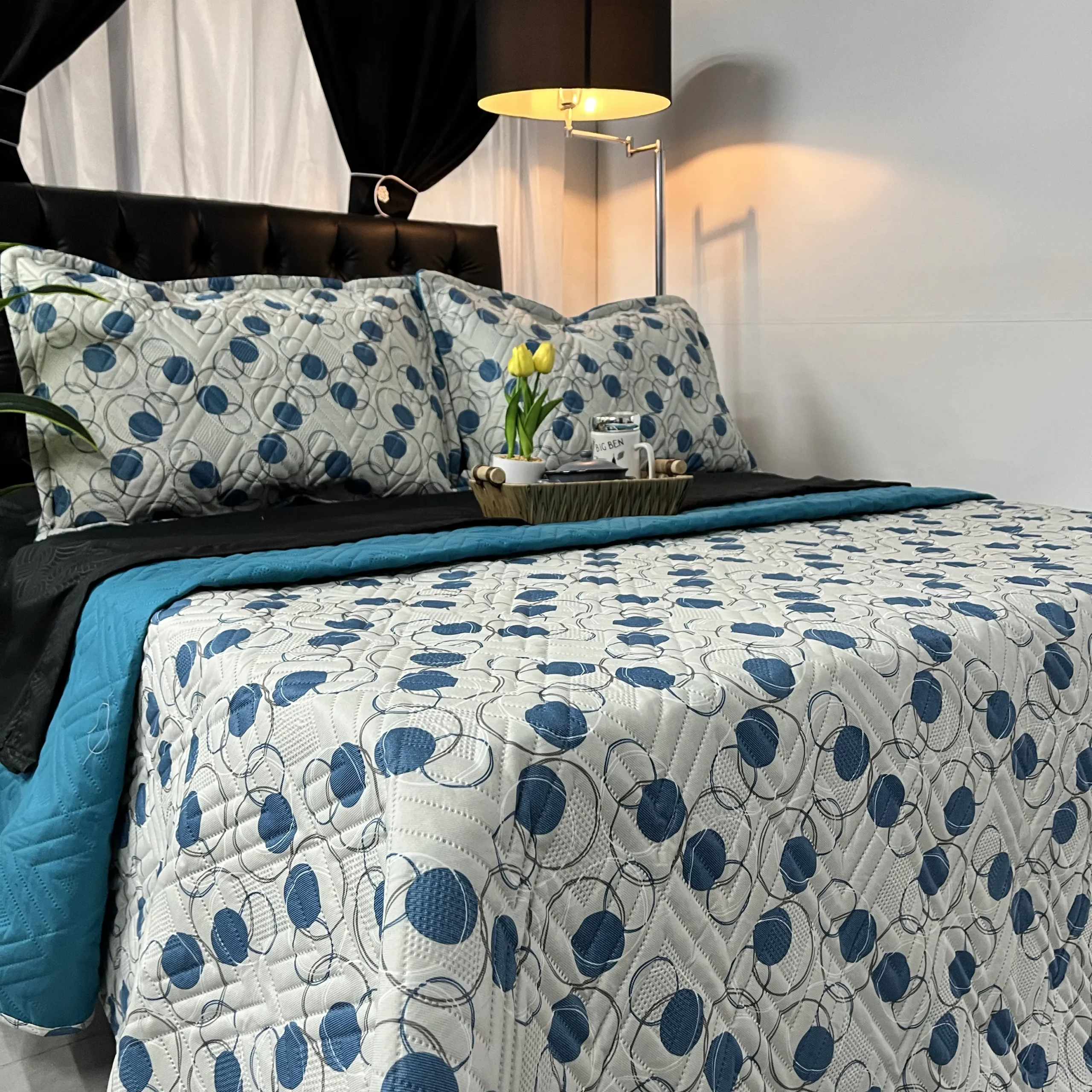 Colcha reversible doble faz con diseño estampado y reverso unicolor para decoración de dormitorio