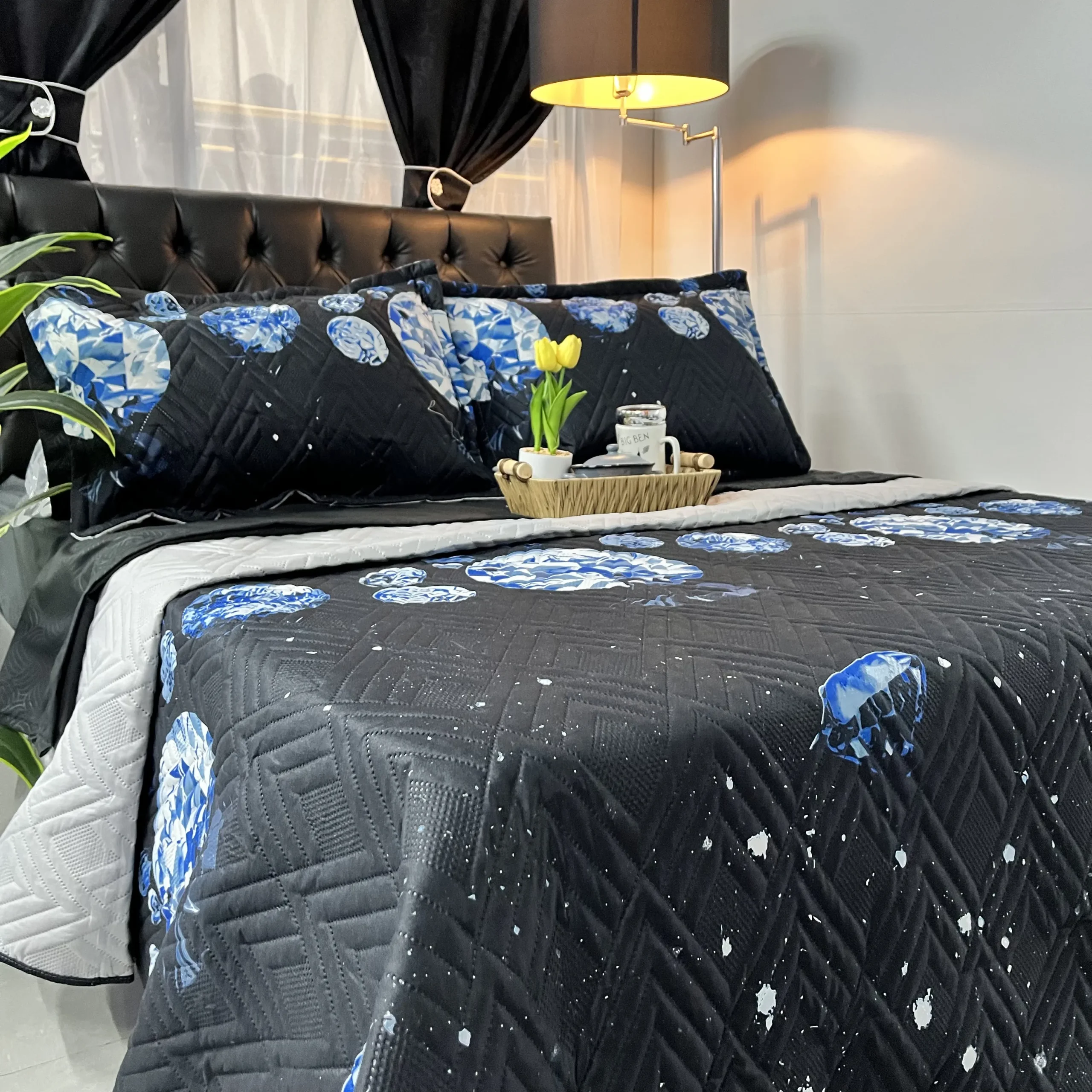 Colcha reversible doble faz con diseño estampado y reverso unicolor para decoración de dormitorio.