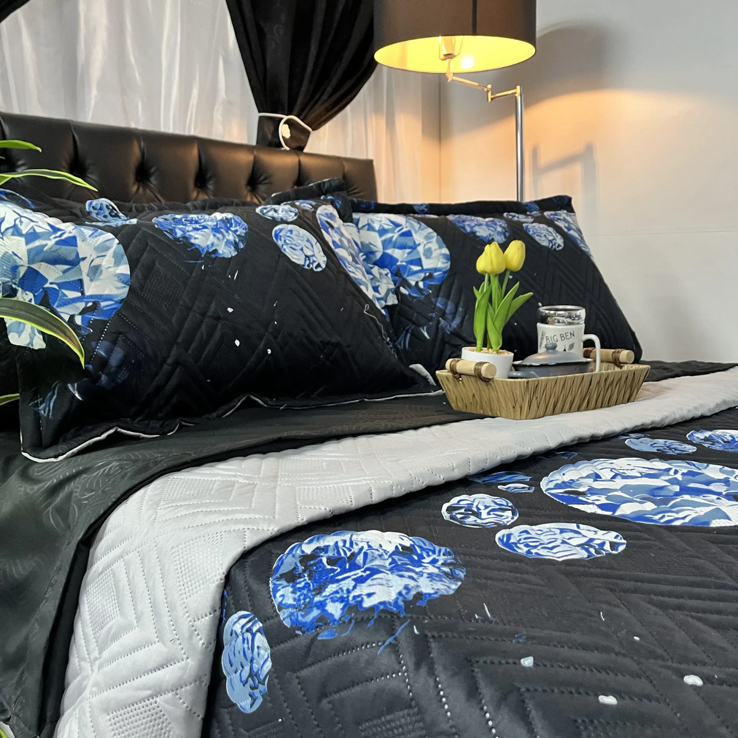 Colcha reversible doble faz con diseño estampado y reverso unicolor para decoración de dormitorio.