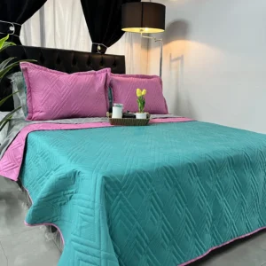 Colcha bicolor reversible lisa sin estampado en dos tonos combinables para dormitorio moderno.