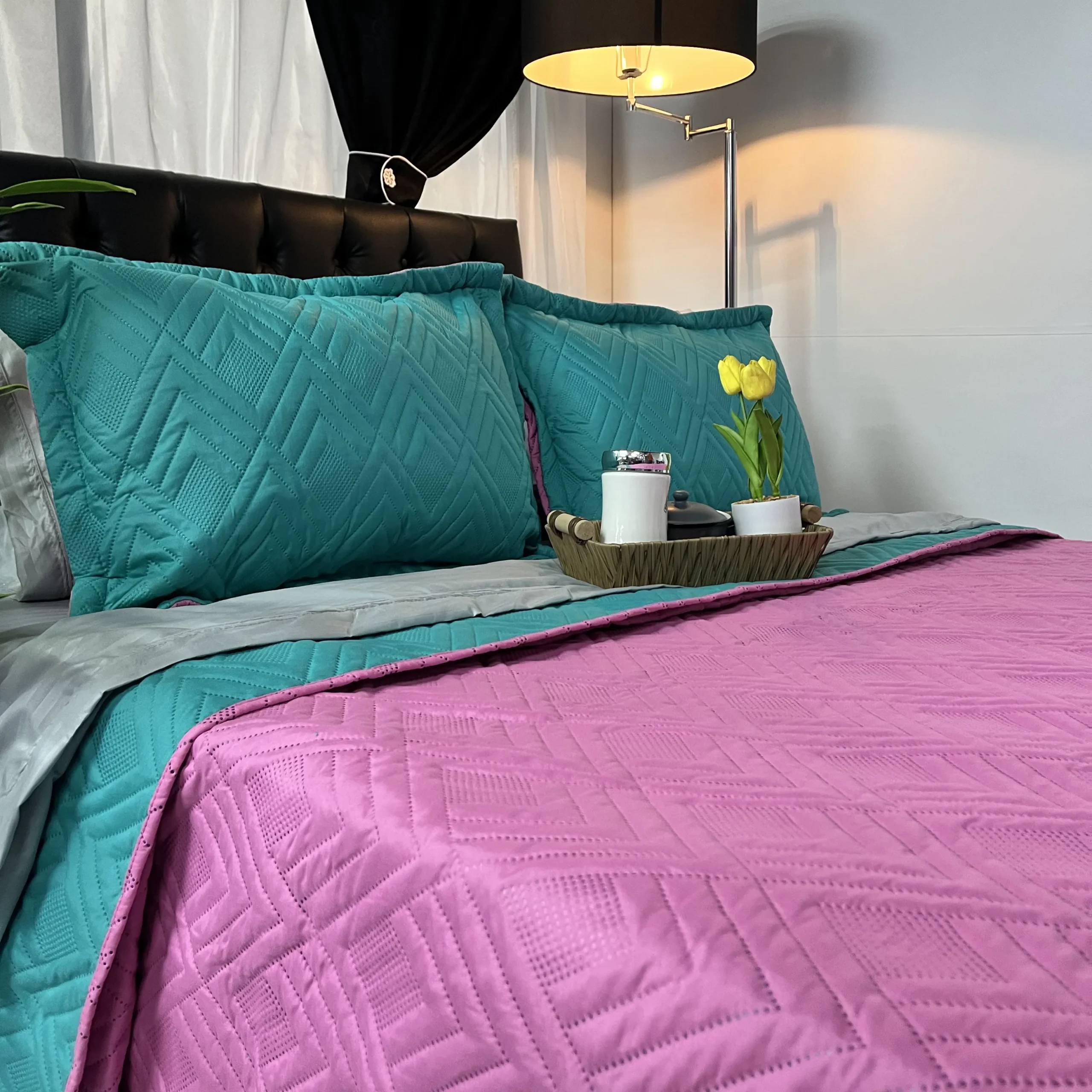 Colcha bicolor reversible lisa sin estampado en dos tonos combinables para dormitorio moderno