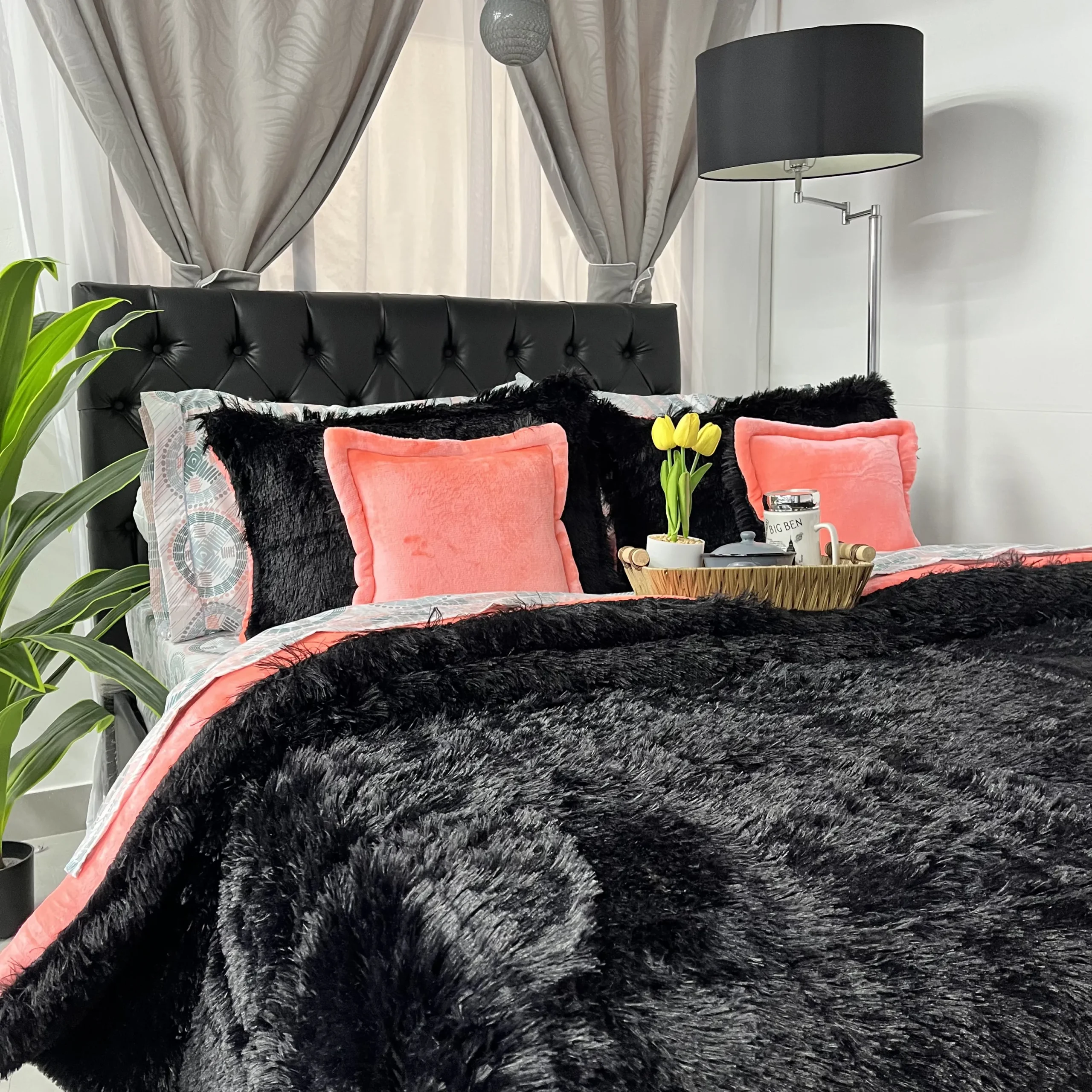 Edredón de felpa suave para cama doble con diseño acogedor para dormitorio.