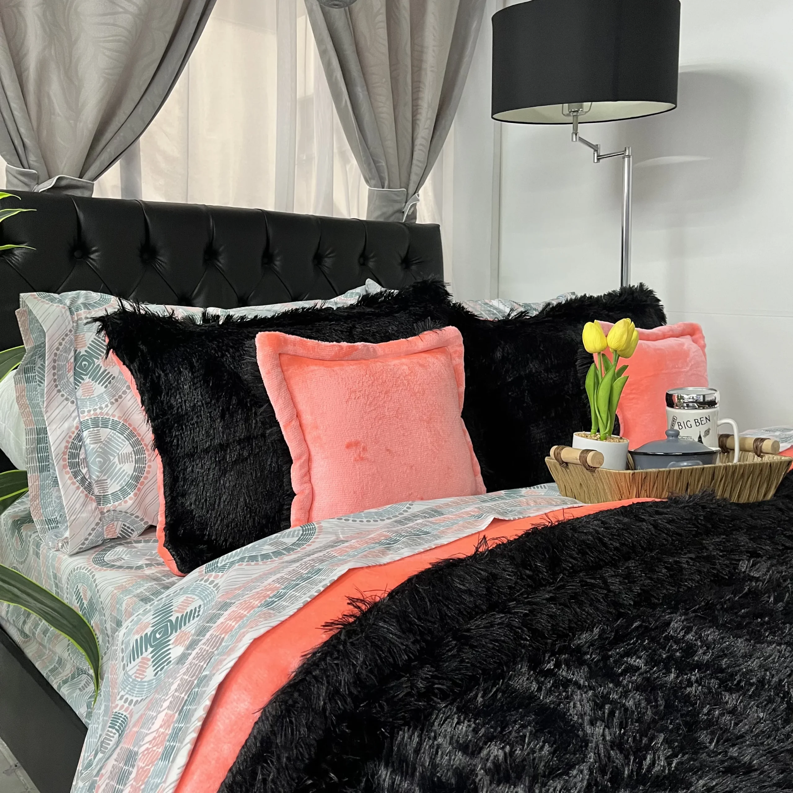 Edredón de felpa para cama doble, suave, cálido y cómodo. Su textura tipo felpa brinda una sensación acogedora y elegante, ideal para darle confort y estilo a tu dormitorio. Fabricado con materiales de calidad, es ligero, fácil de lavar y perfecto para el descanso diario