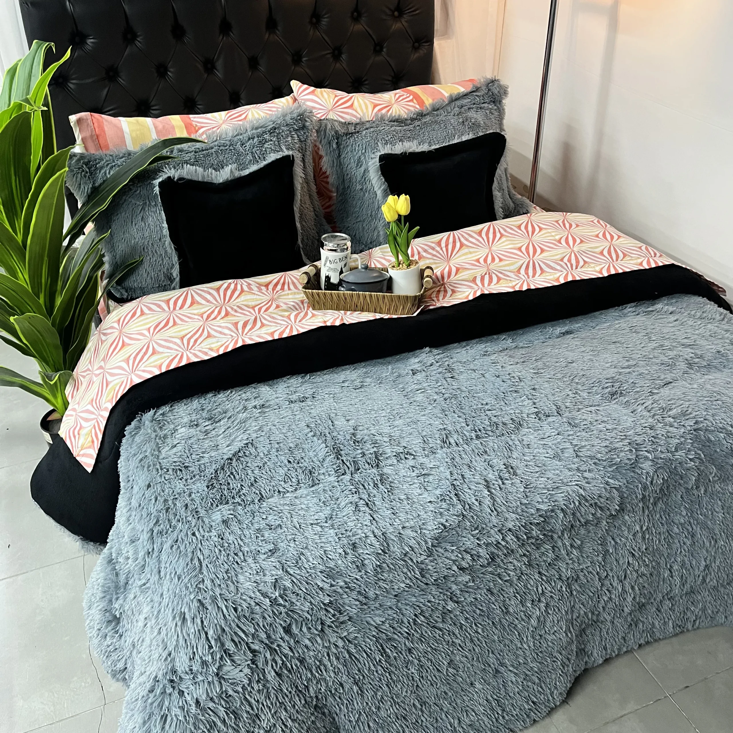 Edredón de felpa suave para cama doble con diseño acogedor para dormitorio.