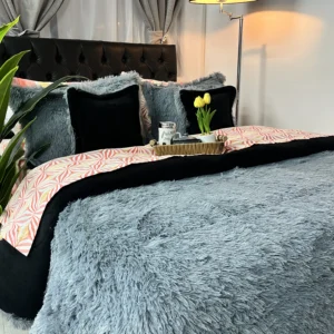 Edredón de felpa suave para cama doble con diseño acogedor para dormitorio.